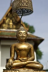 Il Phra Buddha Sihing esposto ai fedeli durante le celebrazioni del Capodanno