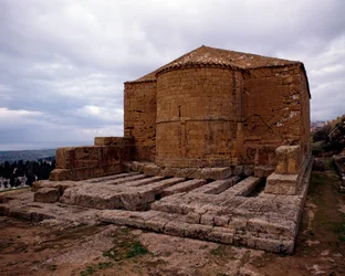 Vista della chiesa medievale di San Biagio, costruita sul tempio di Demetra, 480-470 a.C.