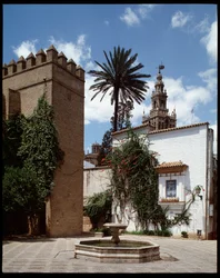 Arte almohade: veduta della Giralda, ex minareto convertito in campanile