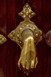Battente della porta a forma di mano (ottone) (dettaglio)