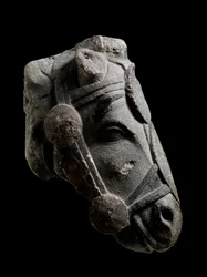 Testa di cavallo, scultura in pietra da Fuente la Higuera