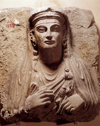 Antichità orientale: busto funerario di Saba. Da Palmira. II-III secolo. Parigi, Museo del Louvre