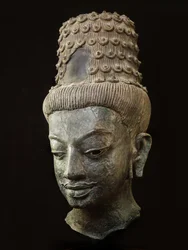 Testa gigante di un bodhisattva