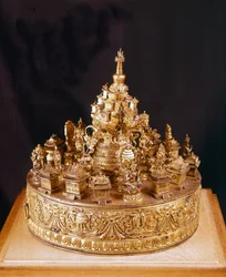 Mandala Tibetano: pezzo raro in bronzo dorato scolpito. Il mandala è una visione del cosmo divino, al centro del quale si trova il Monte Meru, una montagna sormontata dal palazzo del dio supremo Indra e circondata da quattro continenti - Musée Guimet, Pari