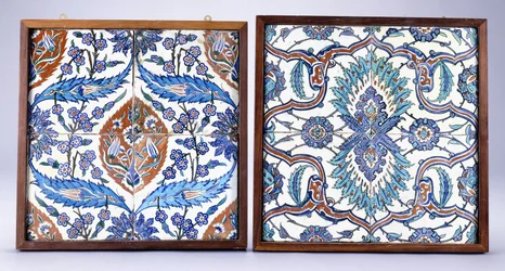 Una piastrella di Iznik con fiori di prugno e tulipani, realizzata circa 1570, e una piastrella di Iznik del XVII secolo con palmetta rossa e blu, c.1570 ; XVII secolo