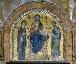 Architettura bizantina: Cristo in maestà tra la Vergine e San Marco (Deesis), mosaici realizzati da artisti veneziani e ridisegnati nel XVI secolo. Abside. Basilica di San Marco, Venezia