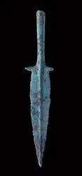 Civiltà di Dong Son: pugnale in bronzo. 300 a.C.-200 d.C. Dal Vietnam. Parigi, Museo Guimet, Museo nazionale delle arti asiatiche
