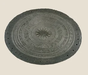 Dettaglio della parte superiore del tamburo Dong Son, II-I secolo a.C. (bronzo)