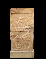 Antichità orientale: stele in alabastro di cammello Idjl registrata in sabeen. II o III secolo d.C. Da Yemen. Parigi, Museo del Louvre