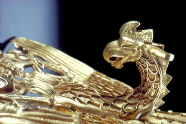 (dettaglio) di una fascia per capelli con un grifone che tiene una capra