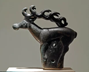 Arte scita: copertura zoomorfa raffigurante un cervo. Oggetto in bronzo del VI-II secolo a.C. Museo dell