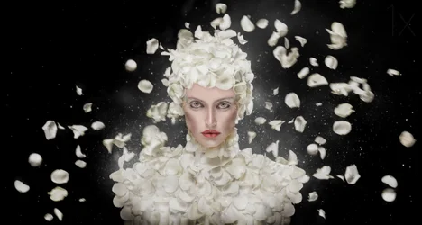La donna dai petali eterei