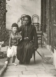 Guardia araba (kawass ottomano) con un ragazzo nel giardino di una casa nel distretto di Giudea di Gerusalemme, 1867