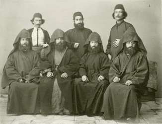Gruppo di 4 sacerdoti armeni e 3 altri nel cortile dell