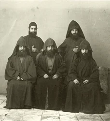 Gruppo di 5 sacerdoti armeni nel cortile del Mediterranean Hotel, Gerusalemme, 1867