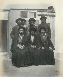 Gruppo di 7 ebrei polacchi nel cortile del Mediterranean Hotel, Gerusalemme, 1867