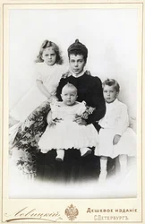 Granduchessa Xenia Alexandrovna di Russia con i figli Irina Alexandrovna, Andrei..., 1903