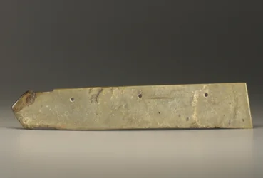 Grande oggetto a forma di mannaia del tipo kuei