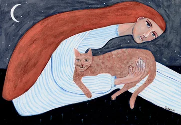 Un abbraccio notturno da sogno con il gatto