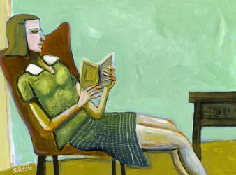 Donna intenta a leggere in silenzio
