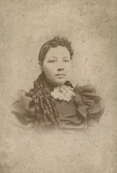 Cabinet card di un membro non identificato della famiglia Vass