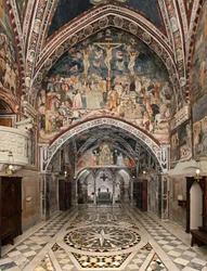 Vista della cappella superiore coperta di affreschi della scuola di Siena (XIV secolo) Monastero di San Benedetto (Sacro Speco), Subiaco (Roma), Italia