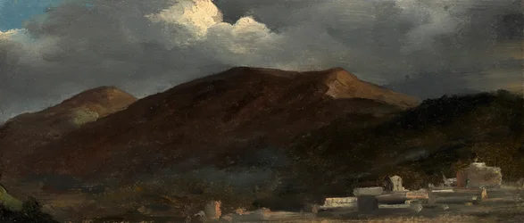 Atmosfera nuvolosa al chiaro di luna in montagna