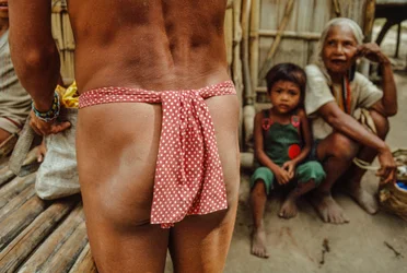 Un membro della tribù Mangyan indossa un perizoma tradizionale
