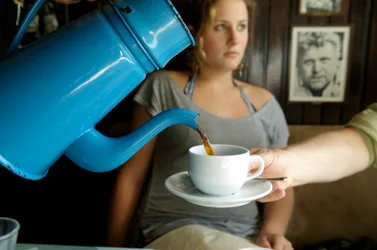 Caffè servito in una caffettiera danese antica, Arhus, Danimarca, 2022 (foto)