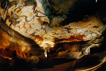 Vista panoramica della Sala dei Tori a Lascaux, Francia
