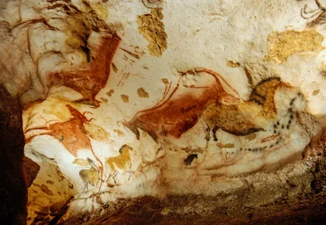 Artisti preistorici dipinsero cavalli robusti sul soffitto della Galleria Assiale, Lascaux, Francia