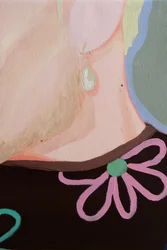 Donna bionda con un fiore rosa