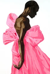 Abito con fiocco rosa vivace