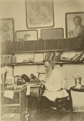 Lo scrittore russo Lev Tolstoj al lavoro, 1890