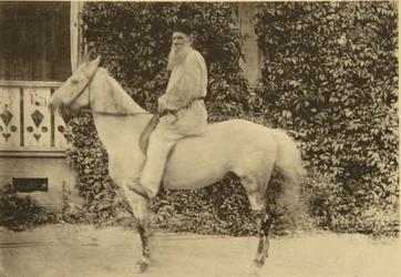 Scrittore russo Lev Tolstoj a cavallo, Mosca, Russia, 1890s