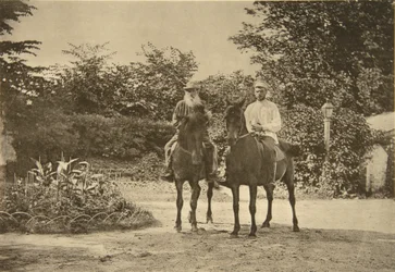 Lo scrittore russo Lev Tolstoj a cavallo a Yasnaya Polyana, vicino a Tula, Russia, 1900