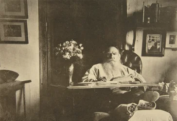 Scrittore russo Lev Tolstoj con una gamba malata, Russia