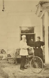 Scrittore russo Lev Tolstoj con una bicicletta, Russia, 1890