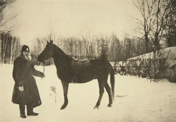 Scrittore russo Lev Tolstoj con un cavallo, Jasnaja Poljana, vicino a Tula, Russia, 1905