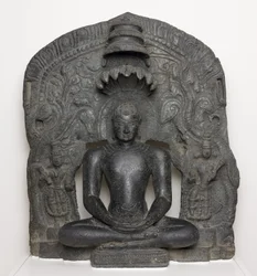 Jaina Tirthankara Parshvanatha con cappuccio di serpente seduto in meditazione (Dhyanamudra), dal Karnataka, India