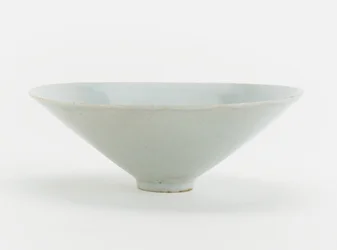 Ciotola con disegno modellato di fenice e fiori, c.1200