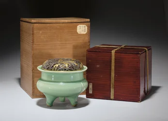 Grande incensiere tripode Longquan celadon con coperchio in metallo giapponese parzialmente dorato