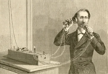Un primo telefono. Da El Museo Popular pubblicato a Madrid