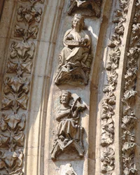 Archivolto del portale centrale della facciata ovest, dettaglio di un violinista e un suonatore di cetra, c. 1350-1400 (altorilievo)