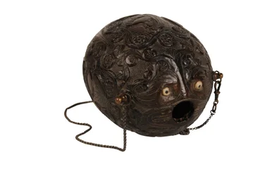 Fiaschetta di polvere di cocco intagliata, coloniale spagnolo, c.1800