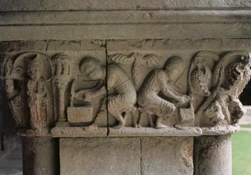 Dettaglio di un capitello che raffigura scalpellini al lavoro