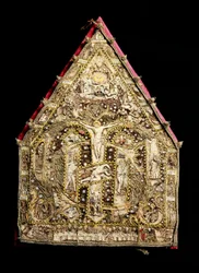Mitra vescovile in oro decorata con mosaici di piume realizzati da missionari spagnoli in Messico
