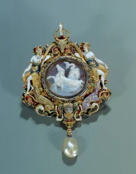 Gioielli: pendente smaltato su oro con cammeo. 1550-1575
