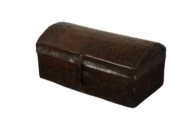 Baule a cupola rivestito in pelle, Spagna, c.1700