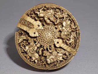 Coperchio di un contenitore decorato con quattro cacciatori e animali, periodo Omayyade, 998-999 d.C.